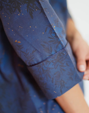Chemise de pyjama Nuit Étoilée, bleu nuit ornée de fines étoiles dorées. 100% Tencel certifié OEKO-TEX