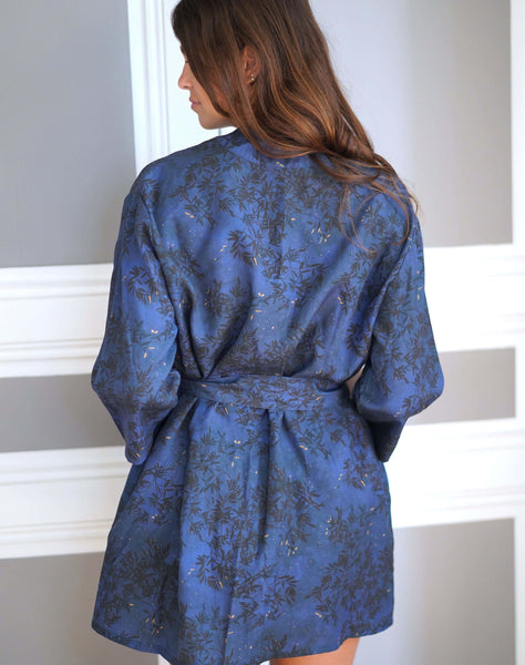 Nêge Paris kimono Nuit Étoilée, dans un imprimé bleu nuit peint à la main, 100% Tencel Lyocell certifié OEKO-TEX