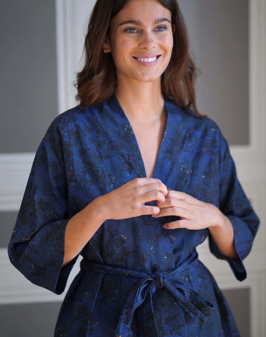Nêge Paris kimono Nuit Étoilée, dans un imprimé bleu nuit peint à la main, 100% Tencel Lyocell certifié OEKO-TEX
