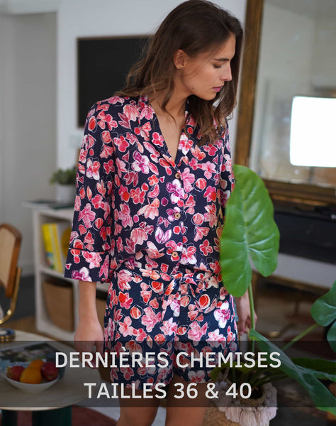 Nêge Paris - Pyjama Encore un Soir chemise pantalon avec un fond bleu nuit orné de détails floraux et fruités dans des coloris roses et rouges - no-wdf