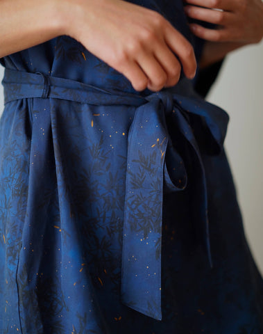 Kimono et pantalon Nêge Paris dans un imprimé bleu nuit peint à la main, 100% Tencel certifié OEKO-TEX