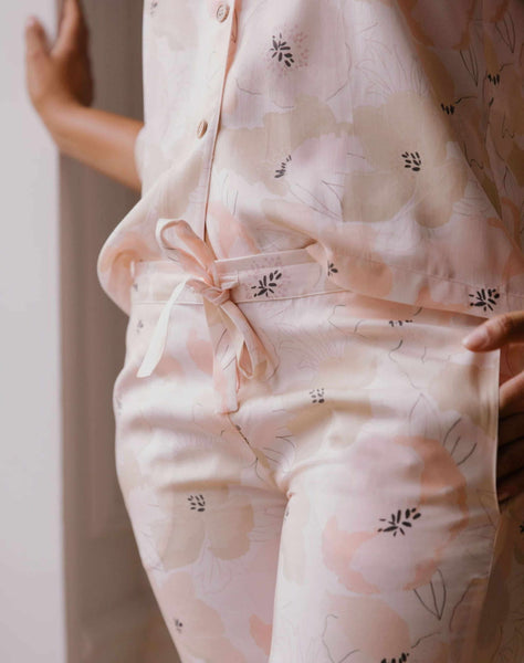 Nêge Paris - pyjamas Divine Idylle  shirt pants with a print showing a delicate floral composition powder pink