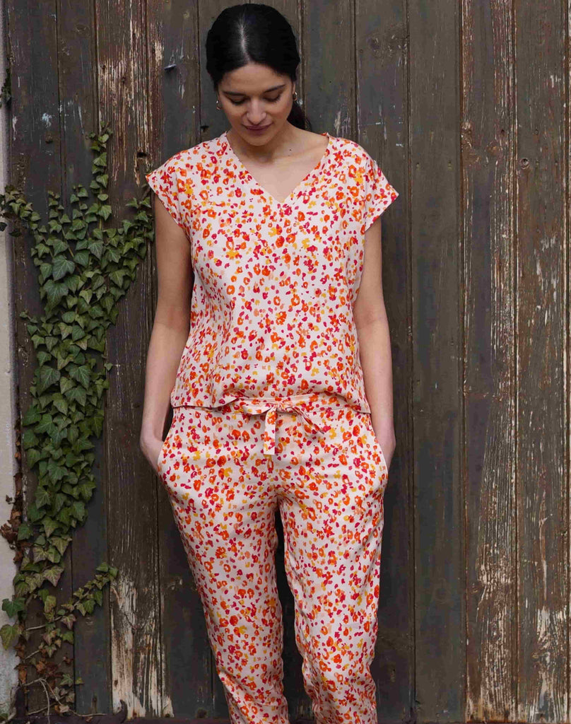 Nêge Paris - Pyjama Top Pantalon Lueurs d'été couleur orange corail Tencel lyocell certifié OEKO-TEX