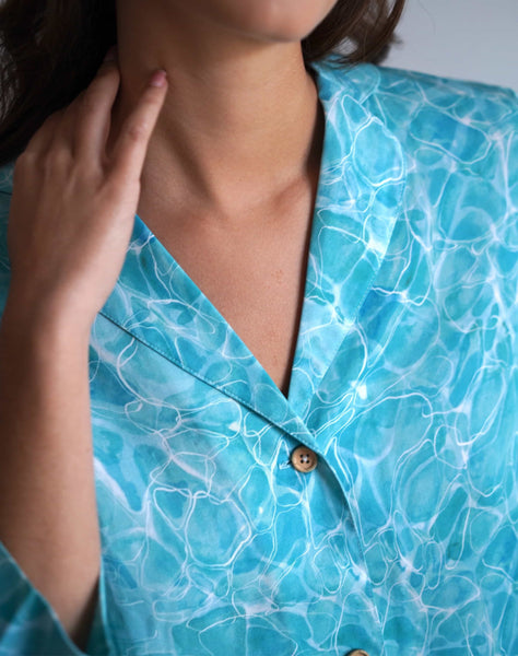 Nêge Paris Chemise de pyjama Le Plongeon couleur bleu vert turquoise confectionné dans un tissu écologique 100% Tencel certifié OEKO-TEX