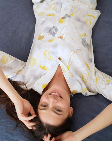 Nêge Paris - chemise de pyjama Onde céleste couleur bleu blanc jaune 100% Tencel Lyocell très douce et respirante