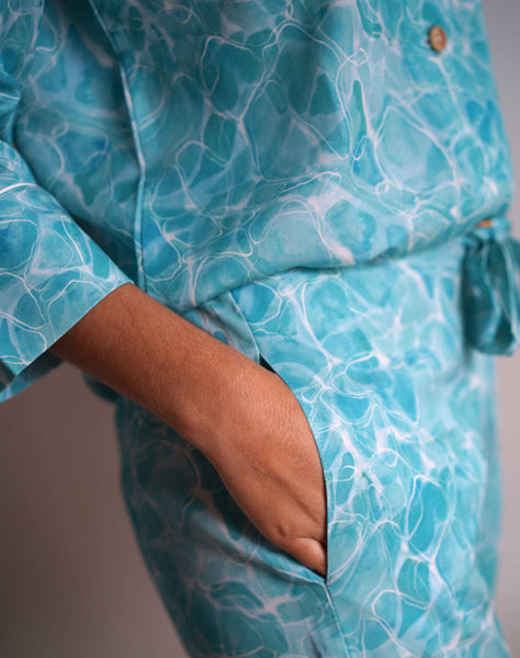 Nêge Paris Pyjama Chemise Pantalon Le Plongeon couleur bleu vert turquoise confectionné dans un tissu écologique 100% Tencel certifié OEKO-TEX
