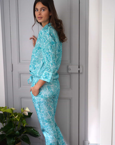 Nêge Paris Pyjama Chemise Pantalon Le Plongeon couleur bleu vert turquoise confectionné dans un tissu écologique 100% Tencel certifié OEKO-TEX