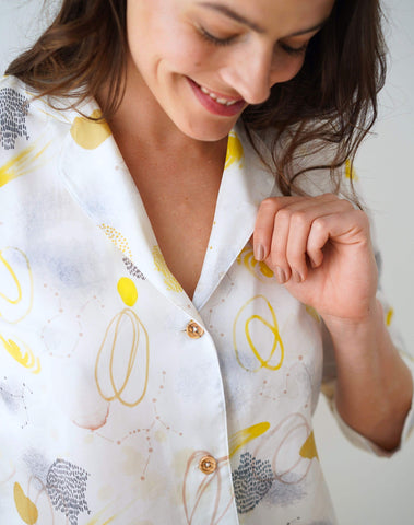 Nêge Paris Pyjama Chemise Pantalon Onde Céleste couleur bleu blanc et jaune 100% Tencel Lyocell certifié OEKO-TEX