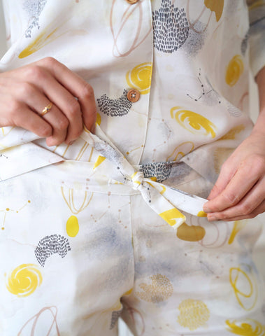 Nêge Paris - Pantalon de pyjama Onde Céleste couleur bleu blanc et jaune 100% tencel lyocell certifié OEKO-TEX