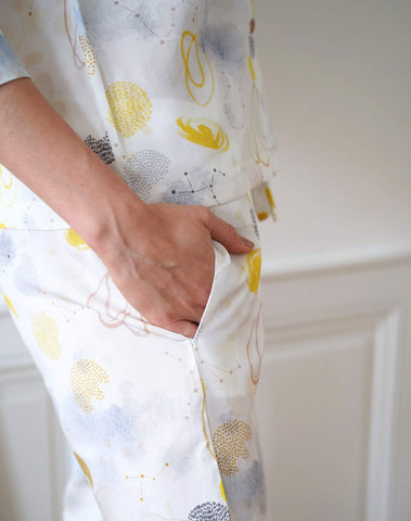 Nêge Paris - Pantalon de pyjama Onde Céleste couleur bleu blanc et jaune 100% tencel lyocell certifié OEKO-TEX