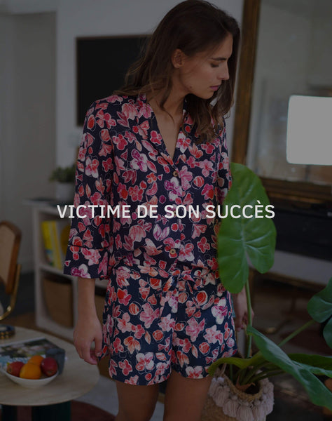 Nêge Paris - Pyjama Encore un Soir chemise pantalon avec un fond bleu nuit orné de détails floraux et fruités dans des coloris roses et rouges - no-wdf