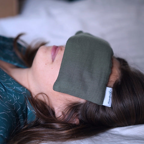 Un accessoire original qui favorise l’endormissement, réduit la fatigue oculaire et soulage les migraines.