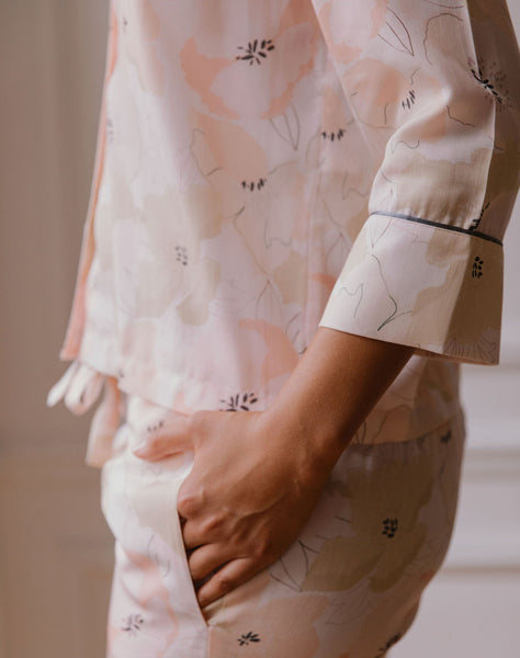 Nêge Paris - Pyjama Divine Idylle chemise pantalon avec un imprimé montrant une composition florale délicate rose poudrée