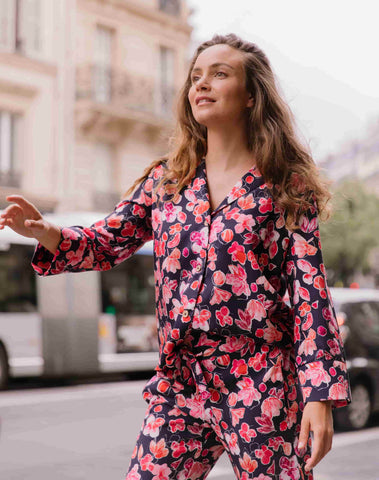 Nêge Paris - pyjamas Encore un Soir  shirt pants with a midnight blue background decorated with floral and fruity details in pink and red colors