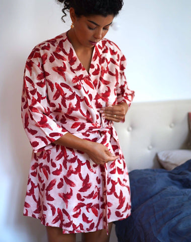 Kimono et pantalon Délicatesse rouge avec un motif plume 100% Tencel Lyocell certifié OEKO-TEX 