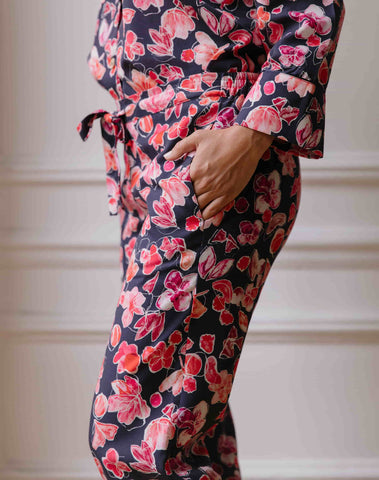 Nêge Paris - Pyjama Encore un Soir chemise pantalon avec un fond bleu nuit orné de détails floraux et fruités dans des coloris roses et rouges